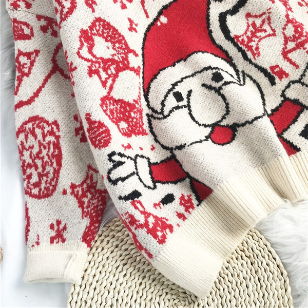 Moteriškas megztinis su apvalia iškirpte ir kalėdiniu motyvu