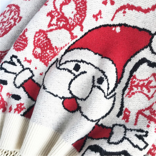 Moteriškas megztinis su apvalia iškirpte ir kalėdiniu motyvu