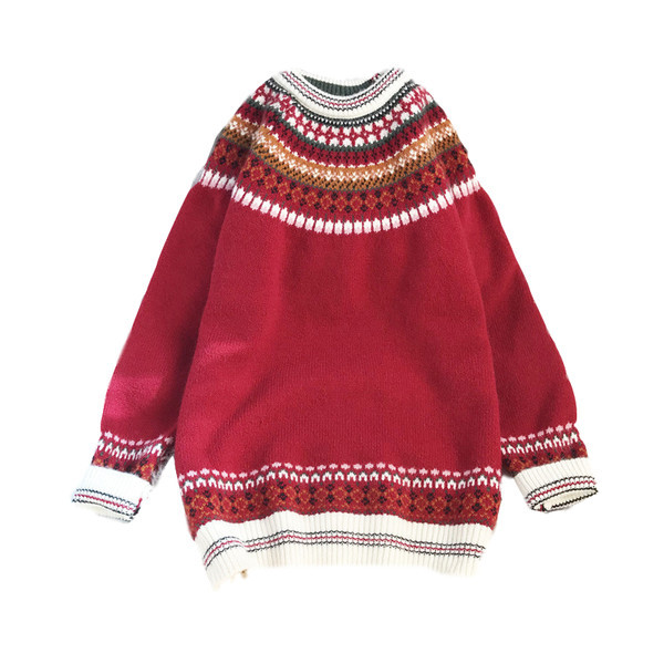 Paprastas moteriškas megztinis su raštu ir ovalia iškirpte