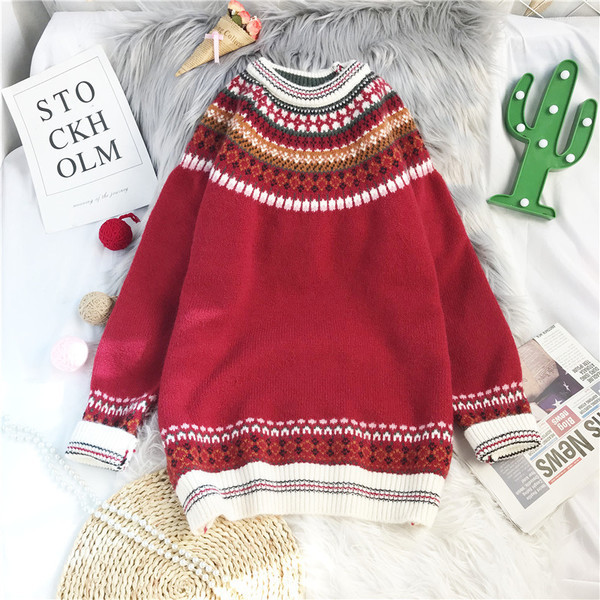 Paprastas moteriškas megztinis su raštu ir ovalia iškirpte