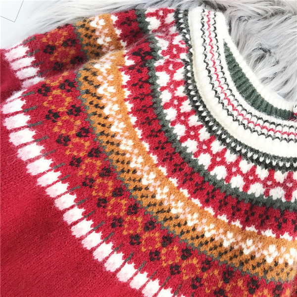 Paprastas moteriškas megztinis su raštu ir ovalia iškirpte