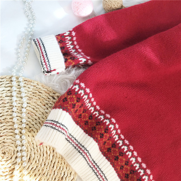 Paprastas moteriškas megztinis su raštu ir ovalia iškirpte