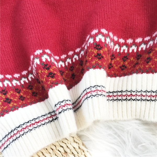 Paprastas moteriškas megztinis su raštu ir ovalia iškirpte