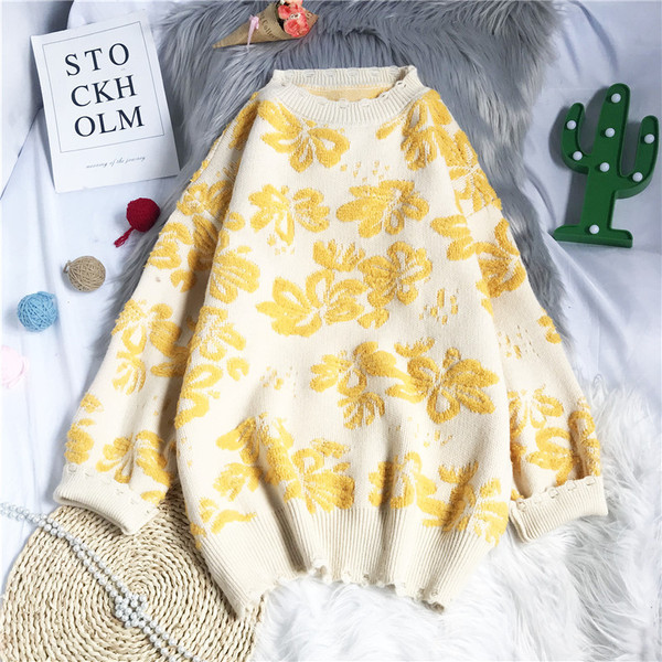 Γυναικείο πουλόβερ φαρδύ μοντέλο με οβάλ λαιμόκοψη και λουλουδάτο μοτίβο