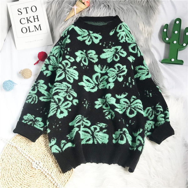 Γυναικείο πουλόβερ φαρδύ μοντέλο με οβάλ λαιμόκοψη και λουλουδάτο μοτίβο