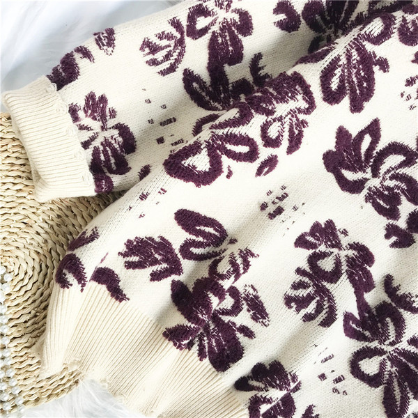 Γυναικείο πουλόβερ φαρδύ μοντέλο με οβάλ λαιμόκοψη και λουλουδάτο μοτίβο