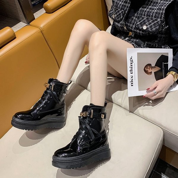 ΝΕΟ μοντέλο γυναικεία αθλητικά  παπούτσια από οικολογικό δέρμα με κορδόνια και μεταλλικό στοιχείο