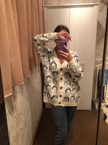 Jesenski prsluk sa špic izrezom i gumbima - srednje dužine