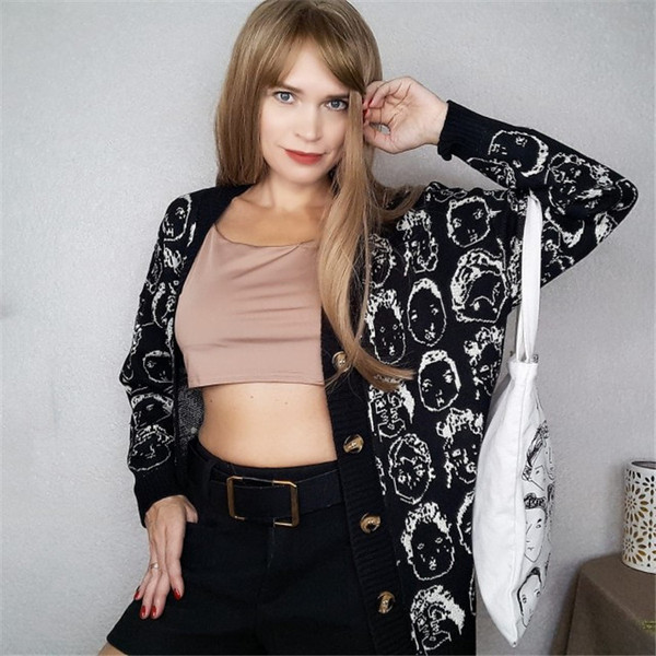 Jesenski prsluk sa špic izrezom i gumbima - srednje dužine