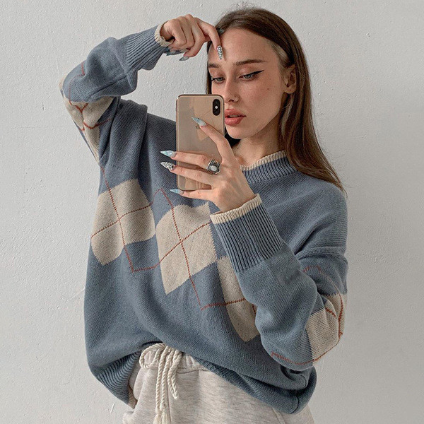 Κοντό γυναικείο πουλόβερ με λαιμόκοψη και απλικέ