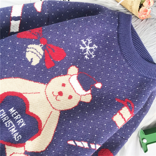 Modernus moteriškas megztinis – ovalia iškirpte ir ilgomis rankovėmis