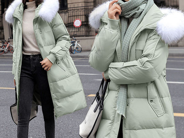 Μακρύ χειμερινό μπουφάν  μοντέλο 2020 με γούνα στην κουκούλα