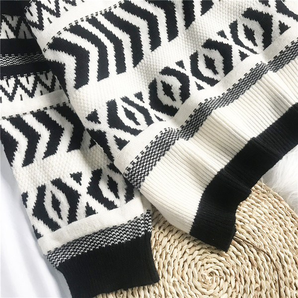 Pleteni ženski džemper s niskom kragnom i dugim rukavima - široki model