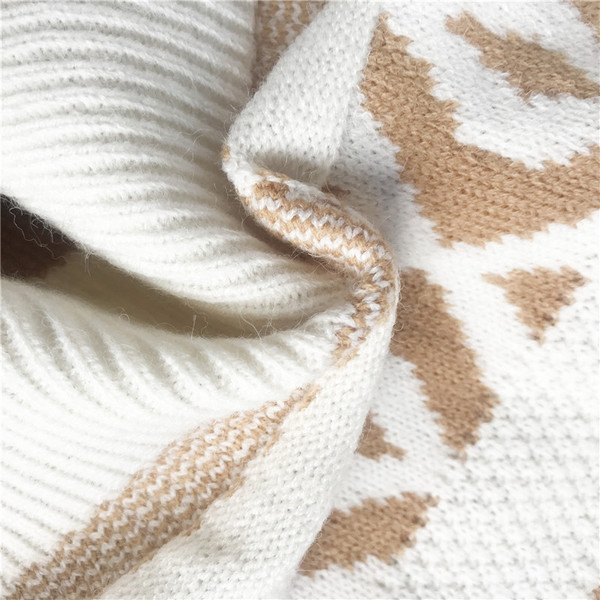 Pleteni ženski džemper s niskom kragnom i dugim rukavima - široki model