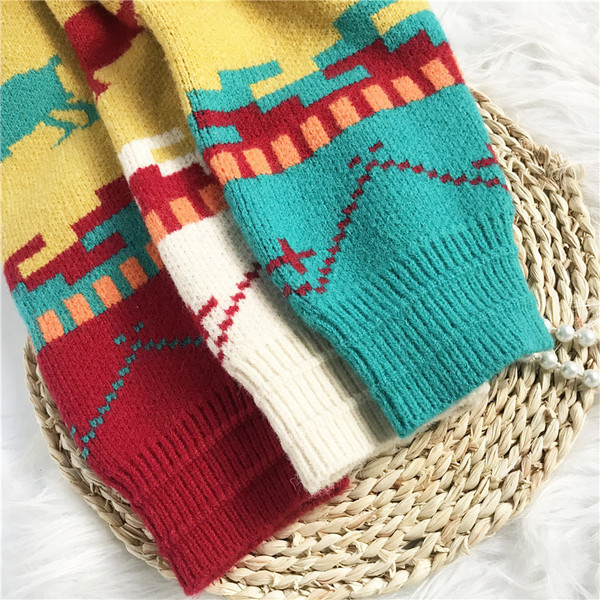 Γυναικείο λουλουδάτο πουλόβερ με φαρδιά λαιμόκοψη