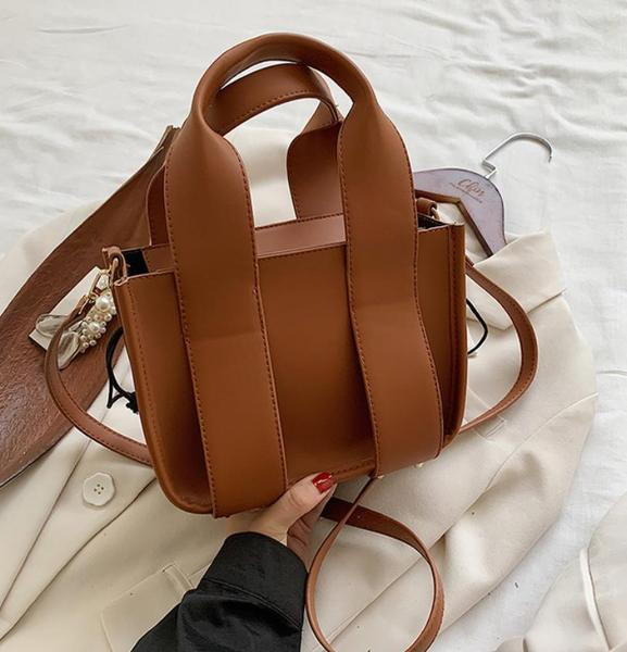 Μοντέρνη μίνι τσάντα με δύο λαβές από οικολογικό δέρμα