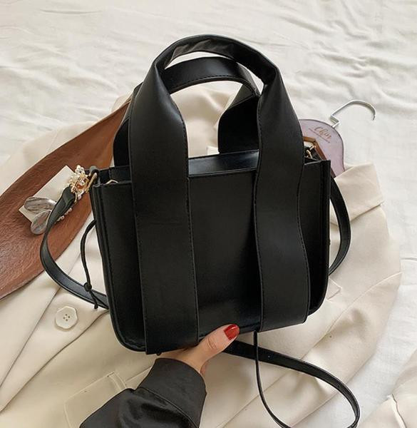 Μοντέρνη μίνι τσάντα με δύο λαβές από οικολογικό δέρμα