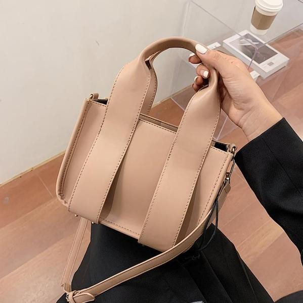 Μοντέρνη μίνι τσάντα με δύο λαβές από οικολογικό δέρμα