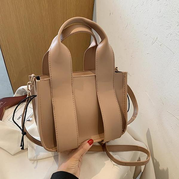 Μοντέρνη μίνι τσάντα με δύο λαβές από οικολογικό δέρμα