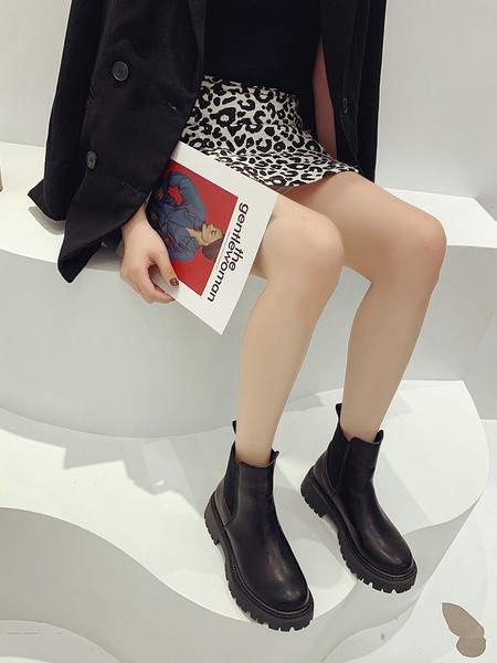 Kareda tallaga vabaaja saapad - musta värvi