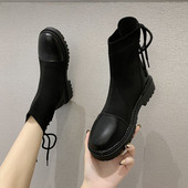 Naiste musta värvi paelte ja lameda tallaga saapad