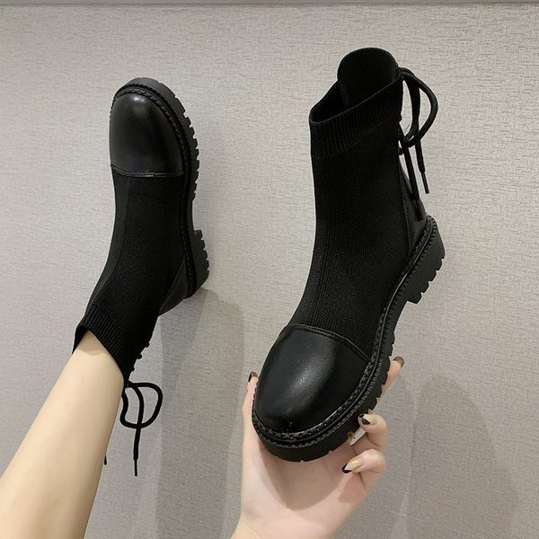 Naiste musta värvi paelte ja lameda tallaga saapad