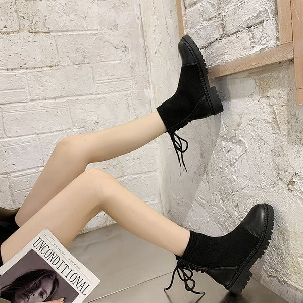 Naiste musta värvi paelte ja lameda tallaga saapad