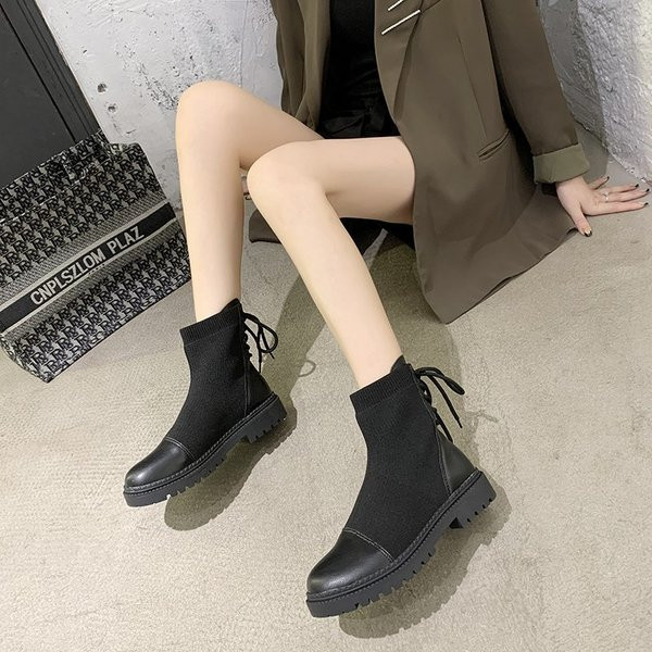 Naiste musta värvi paelte ja lameda tallaga saapad