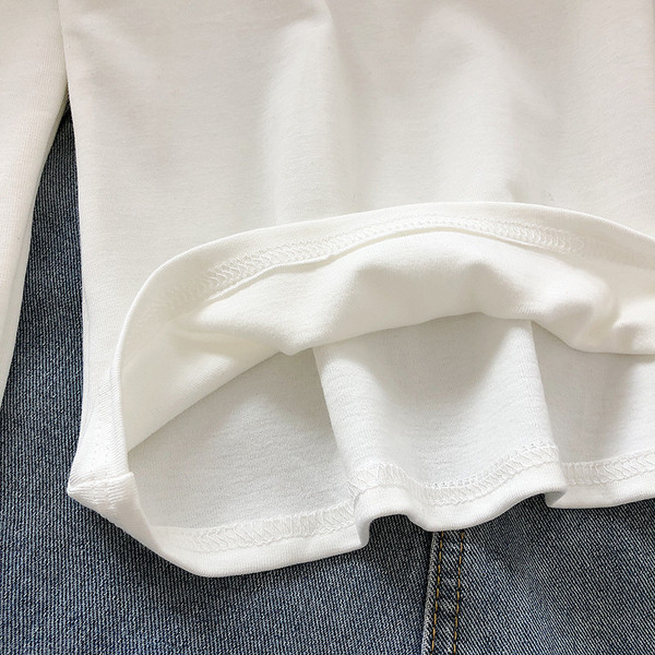 Ženska bluza s niskom kragnom i dugim rukavima