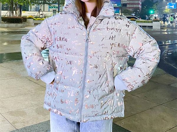 Naiste soe läikiva efektiga jakk