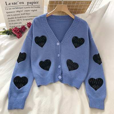 Modernus moteriškas megztinis platus modelis su sagomis