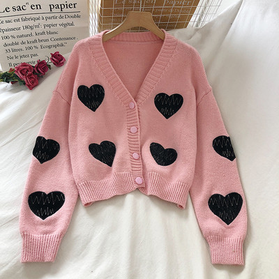 Modernus moteriškas megztinis platus modelis su sagomis