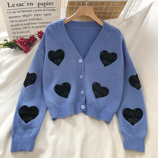 Modernus moteriškas megztinis platus modelis su sagomis