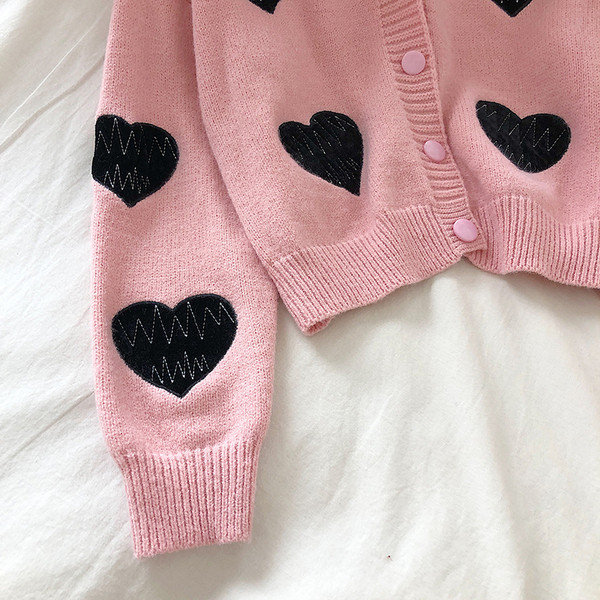 Modernus moteriškas megztinis platus modelis su sagomis