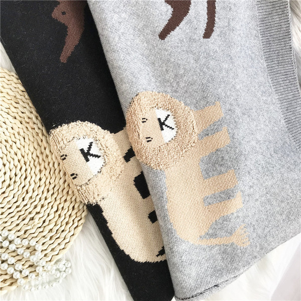 Γυναικείο πουλόβερ νέο μοντέλο - με κεντήματα και οβάλ ντεκολτέ