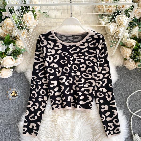 Γυναικείο πουλόβερ με μοτίβο λεοπάρδαλη και οβάλ ντεκολτέ