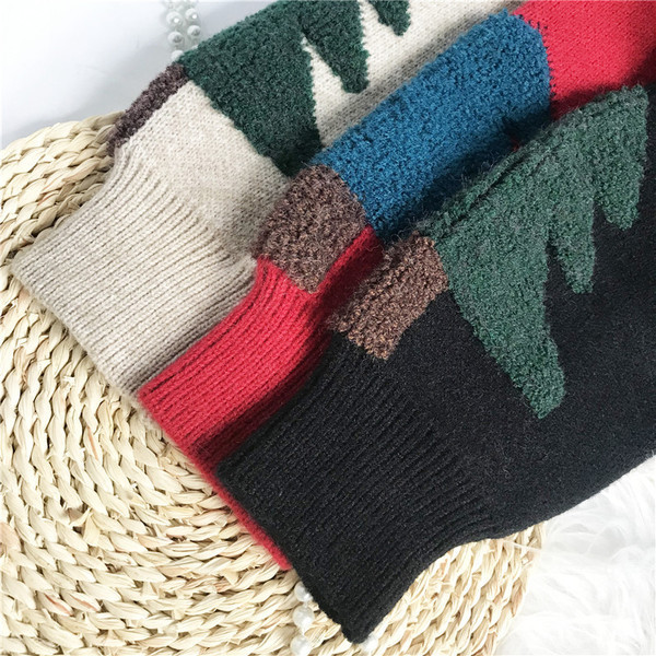 Pulover de dama modern cu decolteu oval si maneci lungi