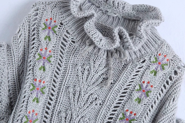 Μακρύ πουλόβερ με κολάρο και κεντήματα