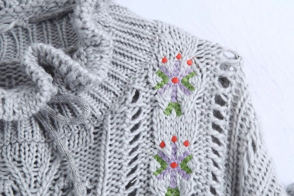 Μακρύ πουλόβερ με κολάρο και κεντήματα