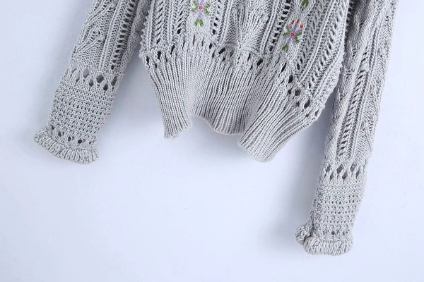 Μακρύ πουλόβερ με κολάρο και κεντήματα