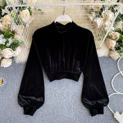 Moderna ženska baršunasta bluza s niskom polo kragnom