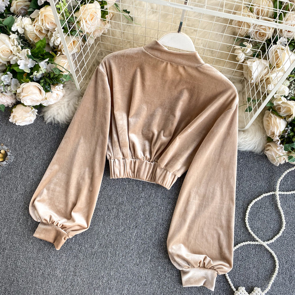 Moderna ženska baršunasta bluza s niskom polo kragnom