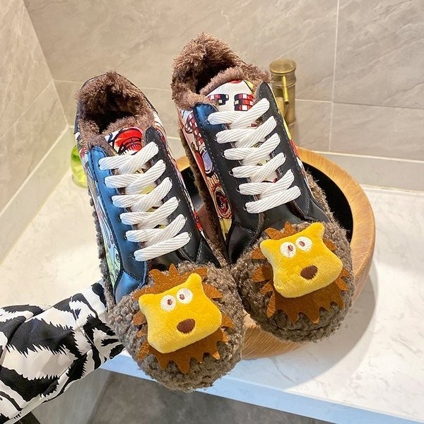 Naiste suletossud värvirakenduse ja 3D-elemendiga