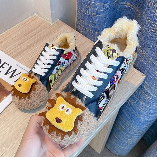 Naiste suletossud värvirakenduse ja 3D-elemendiga