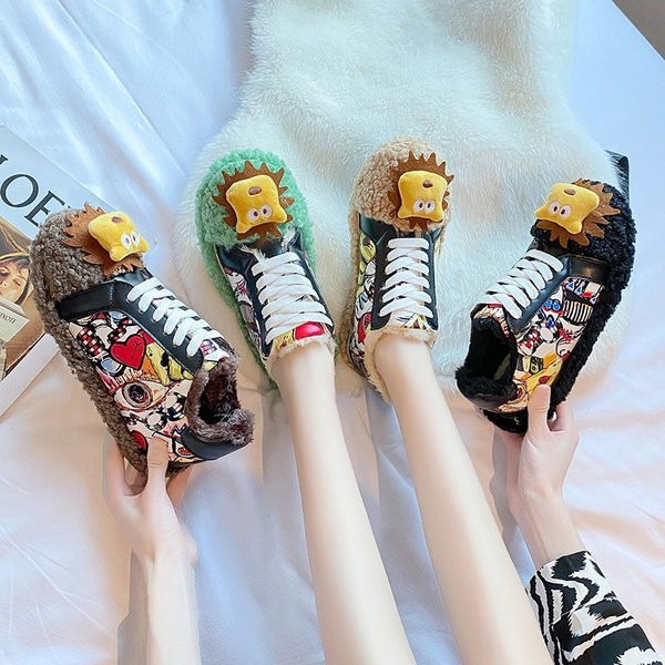 Naiste suletossud värvirakenduse ja 3D-elemendiga