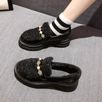 Γυναικεία casual παπούτσια με ζεστή επένδυση και μεταλλική διακόσμηση