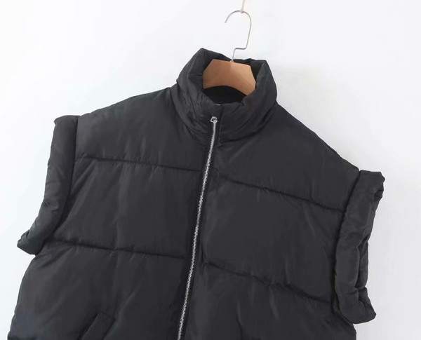 Kõrge krae ja lukuga sügis-talvine vest