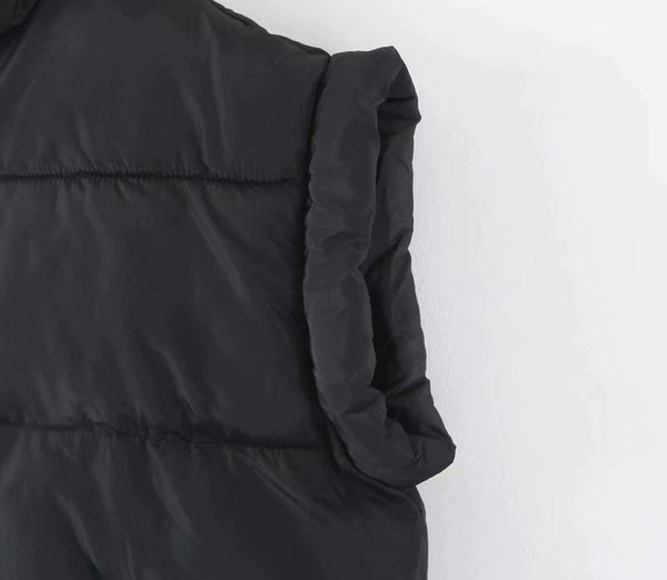 Kõrge krae ja lukuga sügis-talvine vest