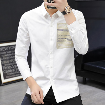 Moodne meeste särk embleemi ja pikkade varrukatega