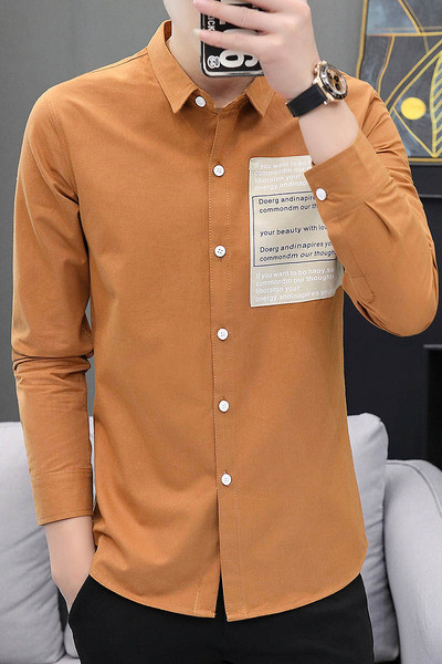 Moodne meeste särk embleemi ja pikkade varrukatega